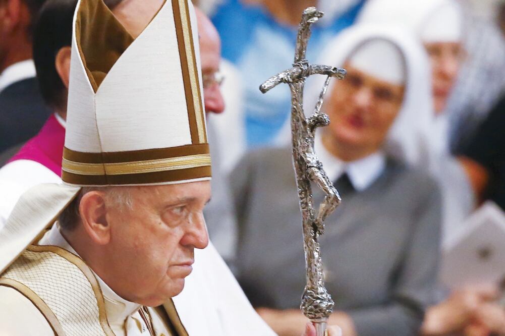 El papa Francisco encabezó ayer una misa en la Basílica de San Pedro. El jefe de la Iglesia católica llamó al aborto una “tragedia existencial y moral" (TONY GENTILE. REUTERS)