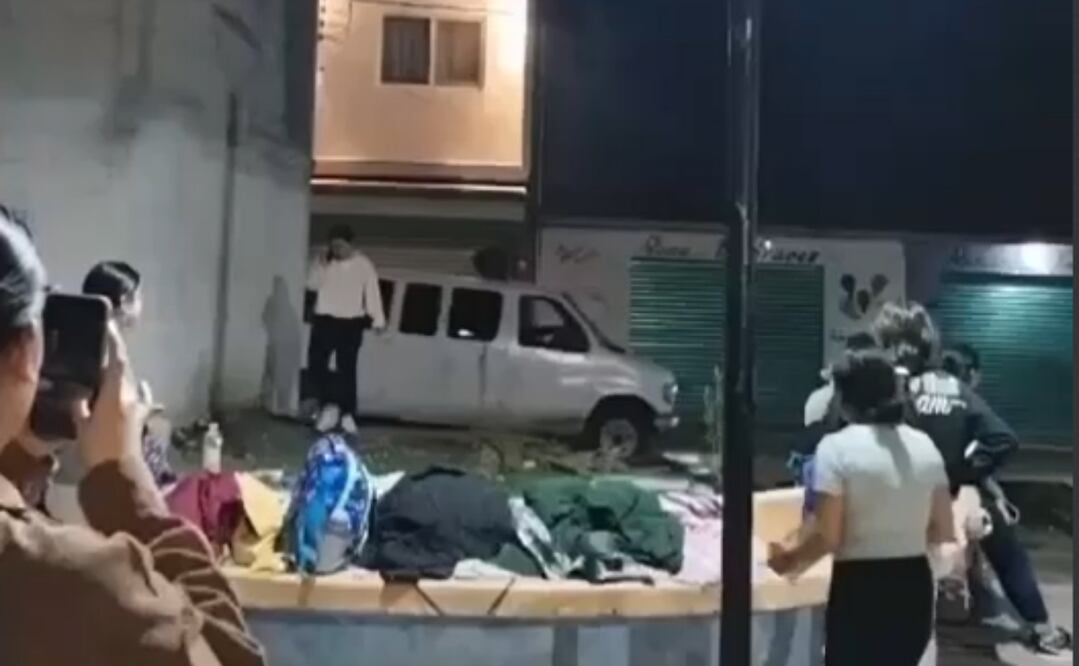 En redes sociales se difundieron imágenes en los que se observa una camioneta blanca equipada con bocinas, desde la cual se hacía un llamado a la población para acudir al lugar del colapso. Foto: Especial