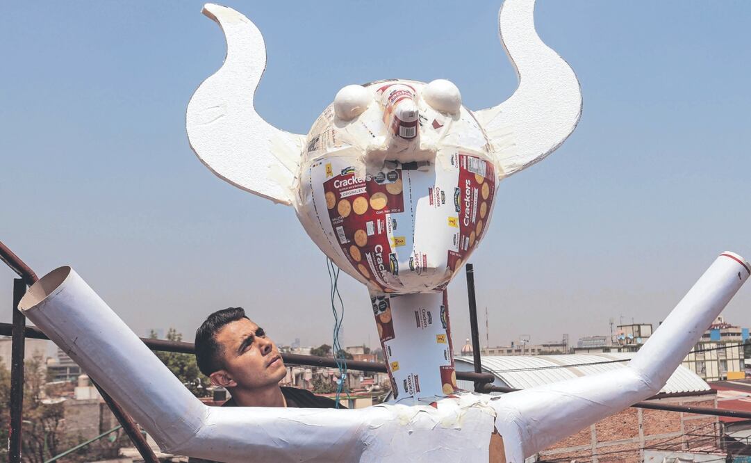 La pieza de Erik y su familia tiene cuernos y puntiagudos dientes. Mide dos metros de alto y estará adornado con flores, colores, plumas y pirotecnia. Foto: de Gabriel Pano. EL UNIVERSAL