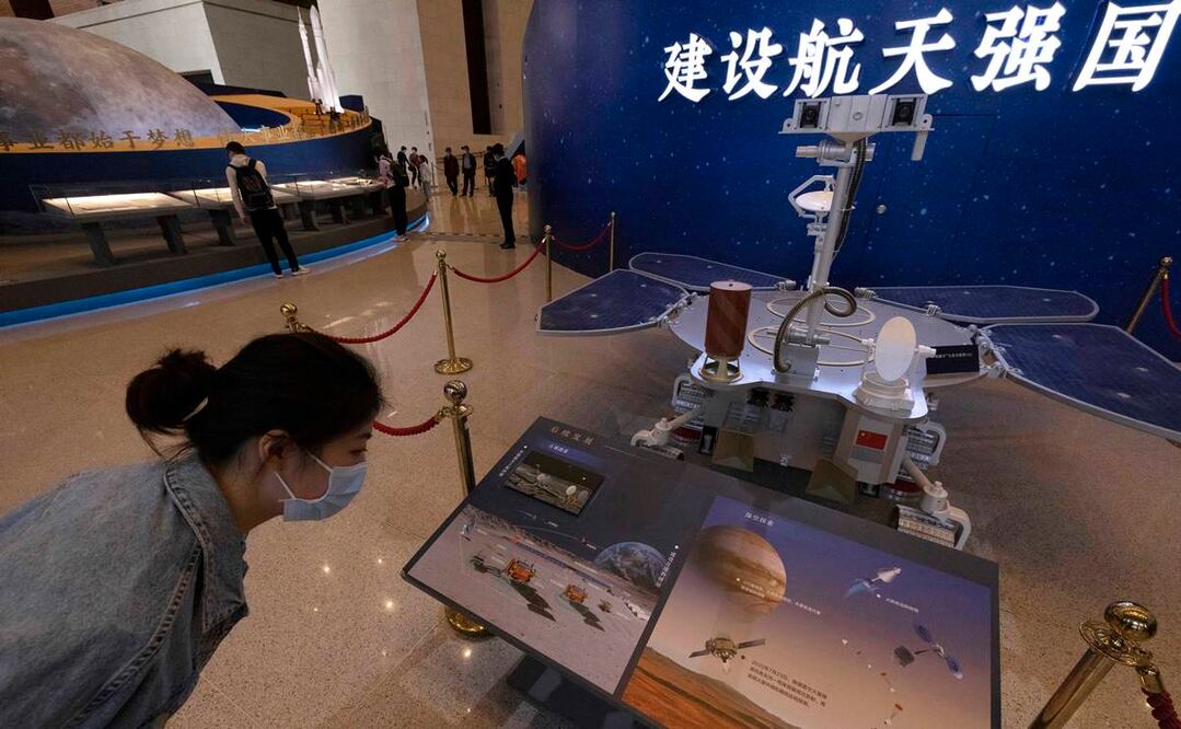 Modelo del robot "Zhurong" chino enviado a Marte. Foto: AP