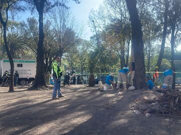 Fuga de agua inunda puente en Parque Lira; Sacmex labora para reparar la instalación