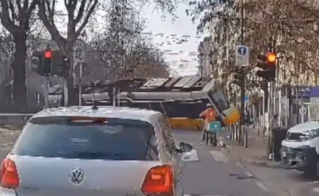Testigos en el lugar aseguraron a la prensa que el tranvía circulaba a gran velocidad, aunque aún no era claro si superaba el límite de velocidad de 50 kilómetros por hora. Foto: Tomada de Video /  X