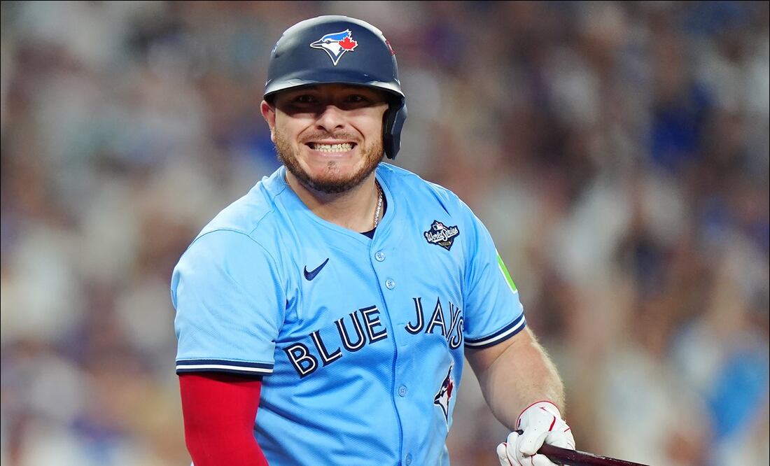 Alejandro Kirk, durante un turno al bat en la actual Serie Mundial entre Dodgers y Blue Jays. FOTO: AP