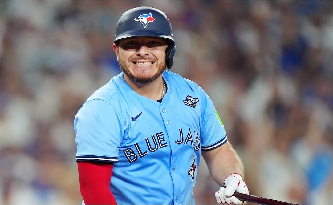 Alejandro Kirk, durante un turno al bat en la actual Serie Mundial entre Dodgers y Blue Jays. FOTO: AP