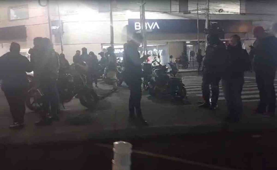 Motociclistas bloquean Calzada Camarones y avenida Cuitláhuac. Foto: Especial