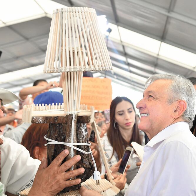 El presidente Andrés Manuel López Obrador se trasladó a Colima, donde informó que a partir de mañana todos los autos que crucen la caseta de Cuyutlán —que conecta la capital con el puerto de Manzanillo— no pagarán peaje. PRESIDENCIA