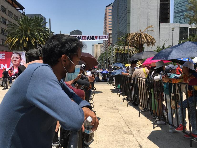 En el Monumento a la Revolución, asistentes al mitin de despedida de Claudia Sheinbaum como jefa de Gobierno de la CDMX. Foto: Jorge Serratos EL UNIVERSAL