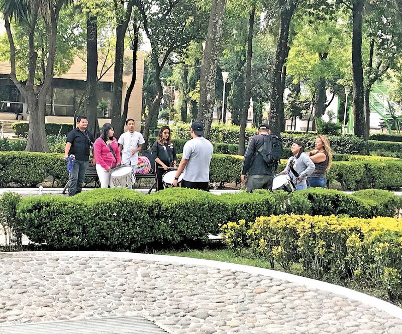 En el parque de la alcaldía Iztacalco bajó el número de jóvenes; ayer, integrantes de una banda de guerra aprovecharon el tiempo para ensayar. Foto: EDUARDO HERNÁNDEZ. EL UNIVERSAL