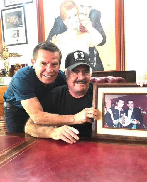 Canelo Álvarez y Julio César Chávez, los boxeadores que fueron acompañados por Alejandro y Vicente Fernández