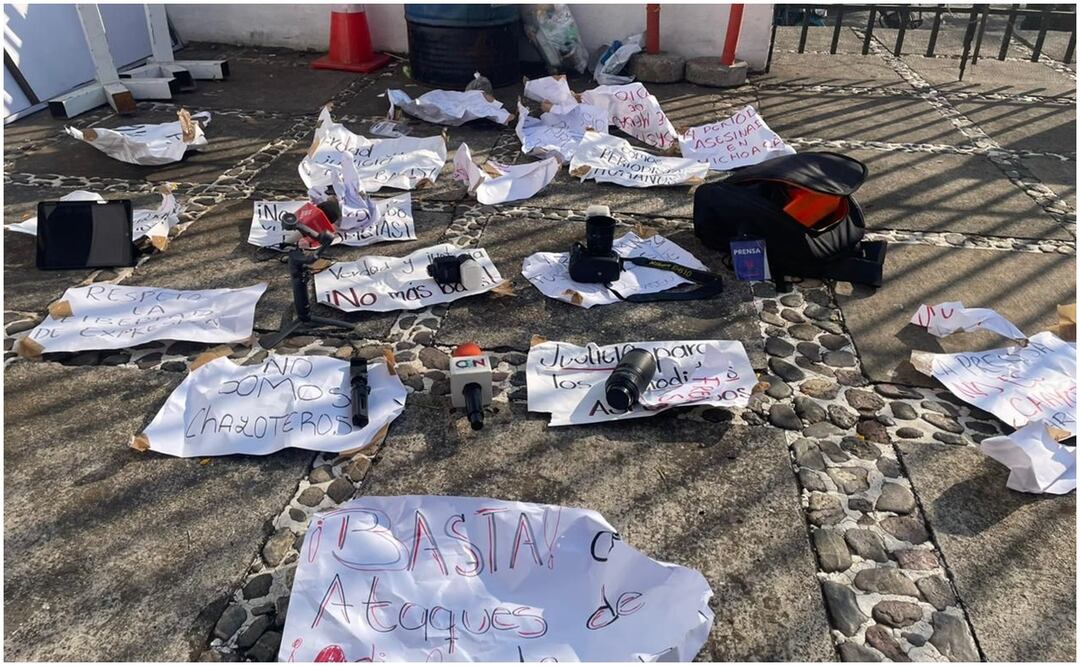 Reporteros y reporteras protestaron fuera del Palacio de Gobierno para denunciar el robo de uno de sus compañeros. Imagen ilustrativa de protesta por violencia contra periodistas. Foto: Carlos Arrieta / EL UNVIERSAL