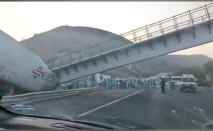 Cae puente peatonal sobre tráiler en la carretera Querétaro-San Luis Potosí 