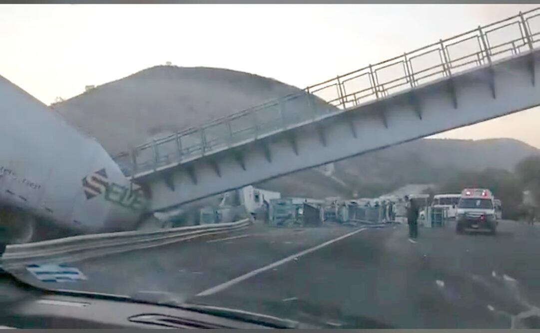 Cae puente peatonal sobre tráiler en la carretera Querétaro-San Luis Potosí