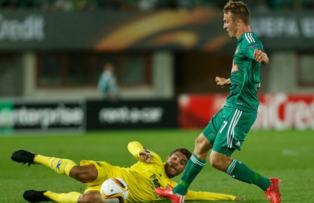 Jonathan dos Santos trata de ganar el balón con una barrida. Reuters