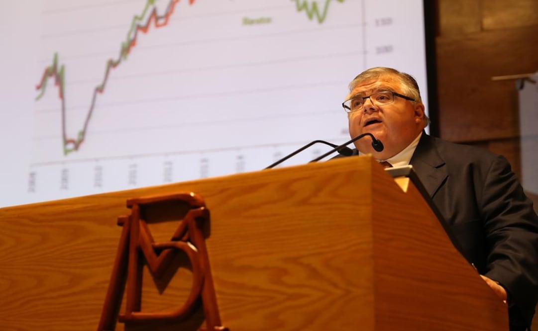 Inflación podría repuntar en próximos meses; bajaría a 3% en 2018: Carstens