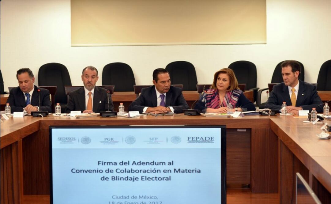 Los titulares de FEPADE, PGR, Sedesol SFP e INE, encabezaron la firma del adendum. /Tomada de @ArelyGomezGlz