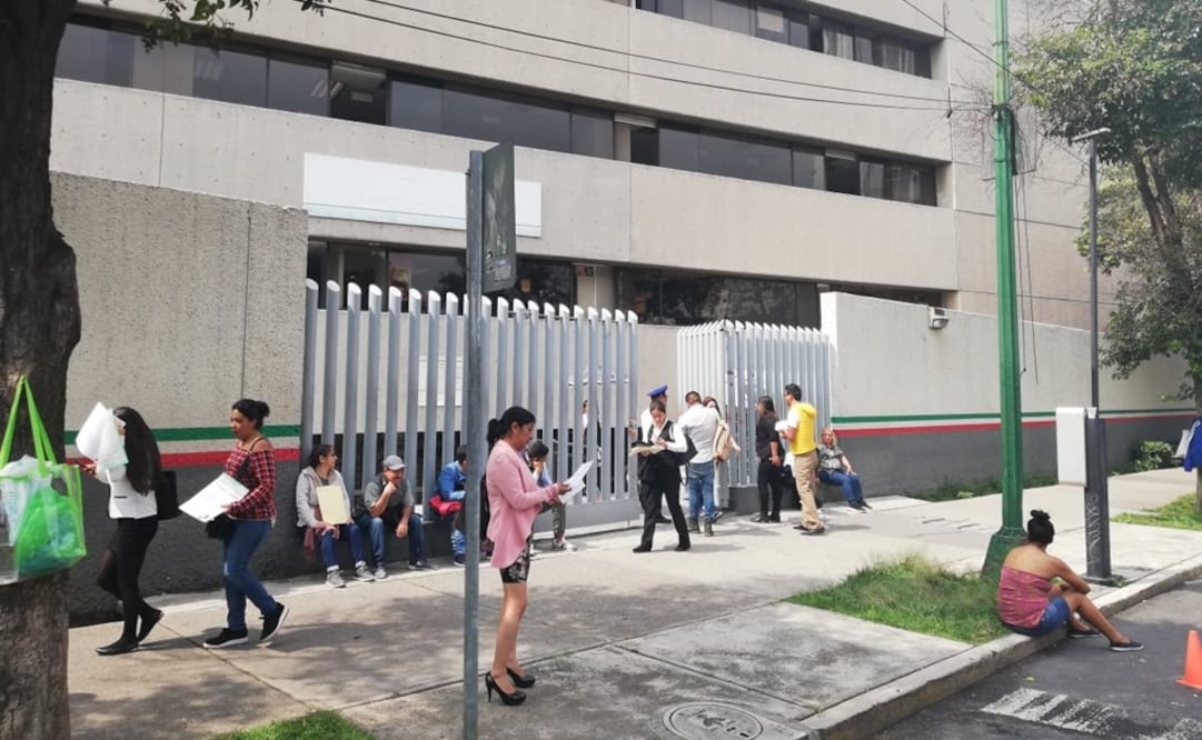 Gente afectada expresó su molestia por la falla en el sistema. Foto: César Reyes / EL UNIVERSAL