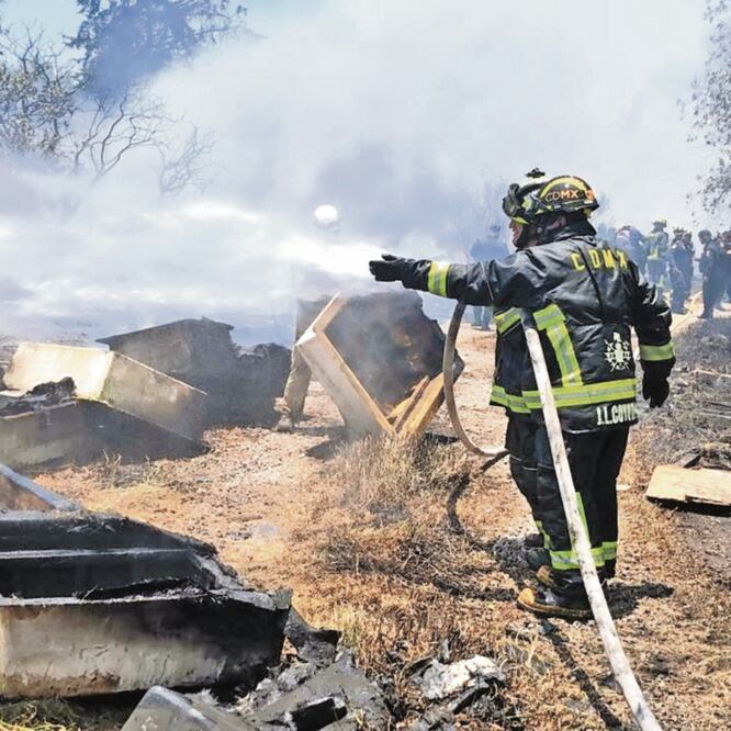 Arde basura en predio baldío. En un terreno abandonado en Lomas de Vista Hermosa, Cuajimalpa, se quemaron llantas, plástico y tarimas. ESPECIAL