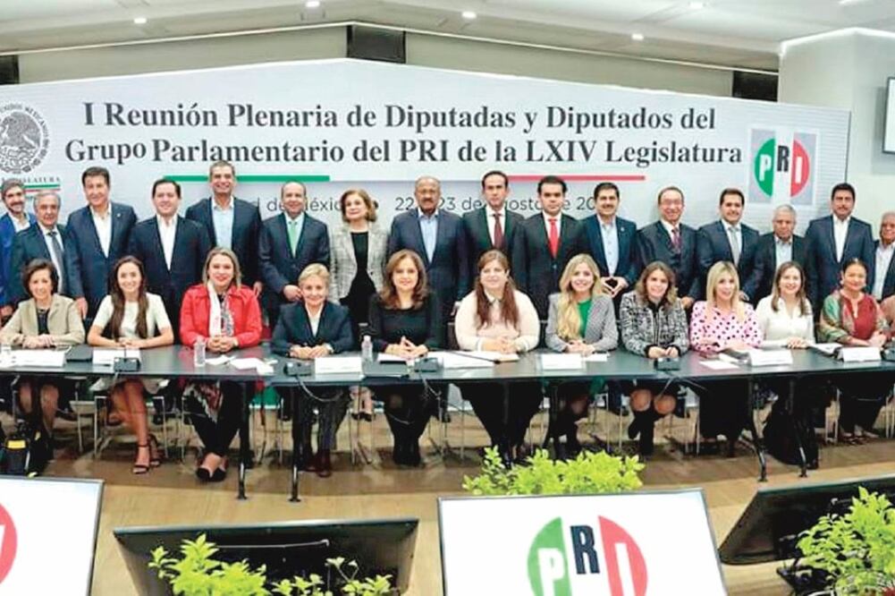 Diputados y senadores del grupo parlamentario priísta se reunieron ayer en la plenaria del partido en la sede nacional (TOMADA DE TWITTER)
