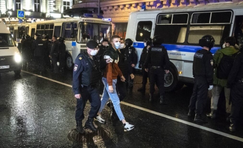 Detienen a más de 100 en Rusia por manifestación contra el gobierno de Putin