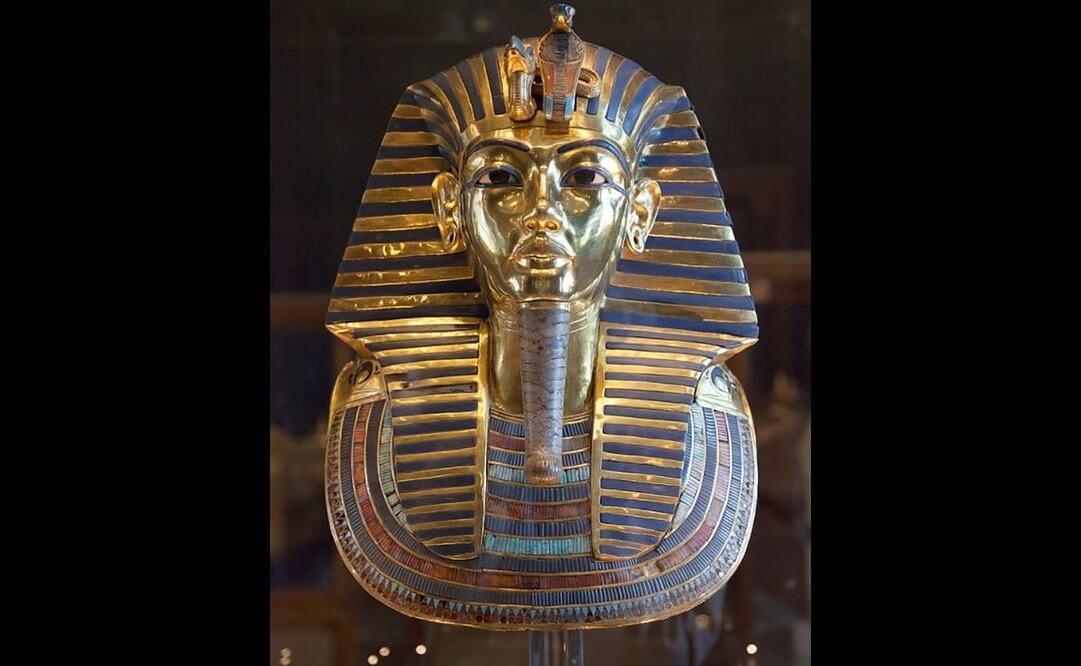 Máscara funeraria de, Tutankamón, hecha con oro batido e incrustaciones de pasta de vidrio. Foto: Especial, archivo 