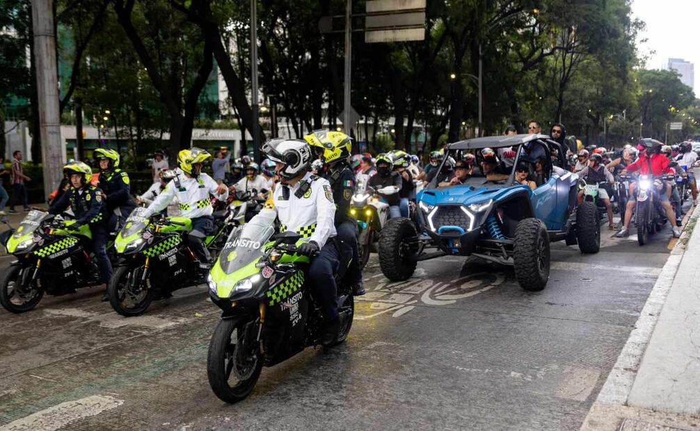 Policías de tránsito detienen rodada de motociclistas encabezada por Sandra Cuevas, que partió desde el Monumento a la Revolución y se dirigía al Ángel de la Independencia. Foto: Hugo Salvador / EL UNIVERSAL