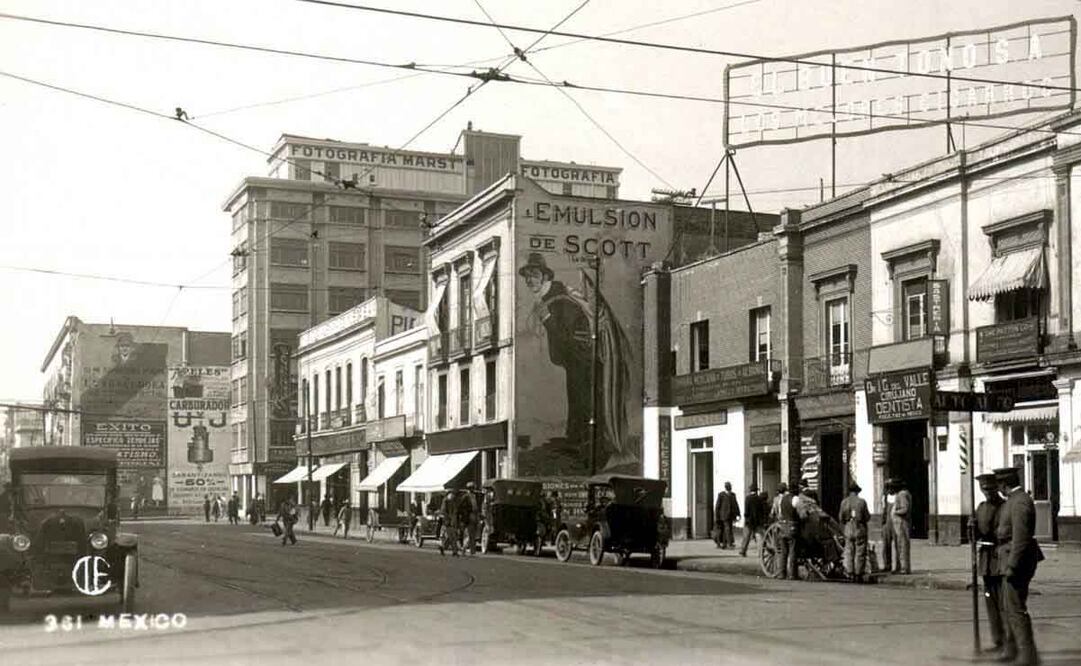La calle de San Juan de Letrán vista desde el cruce con Independencia hacia el sur cerca de 1920, antes de su ampliación. Hoy esta vía es el Eje Central y no existe ninguna de las construcciones; en la actual esquina con Artículo 123 destaca el Edificio Gore, conocido como "Hoja de Lata", y a la izquierda está el antiguo Hospital Real de Naturales. Foto: Col. Villasana.
