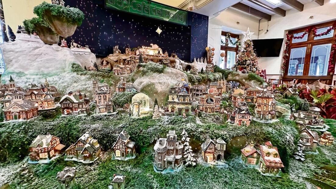 El montaje de la villa navideña lo realizan más de 20 personas que  laboran en el lugar. Expertos carpinteros y electricistas cuidan cada detalle para que ésta sea funcional toda la temporada decembrina. Foto: Patricia Morales/El Universal