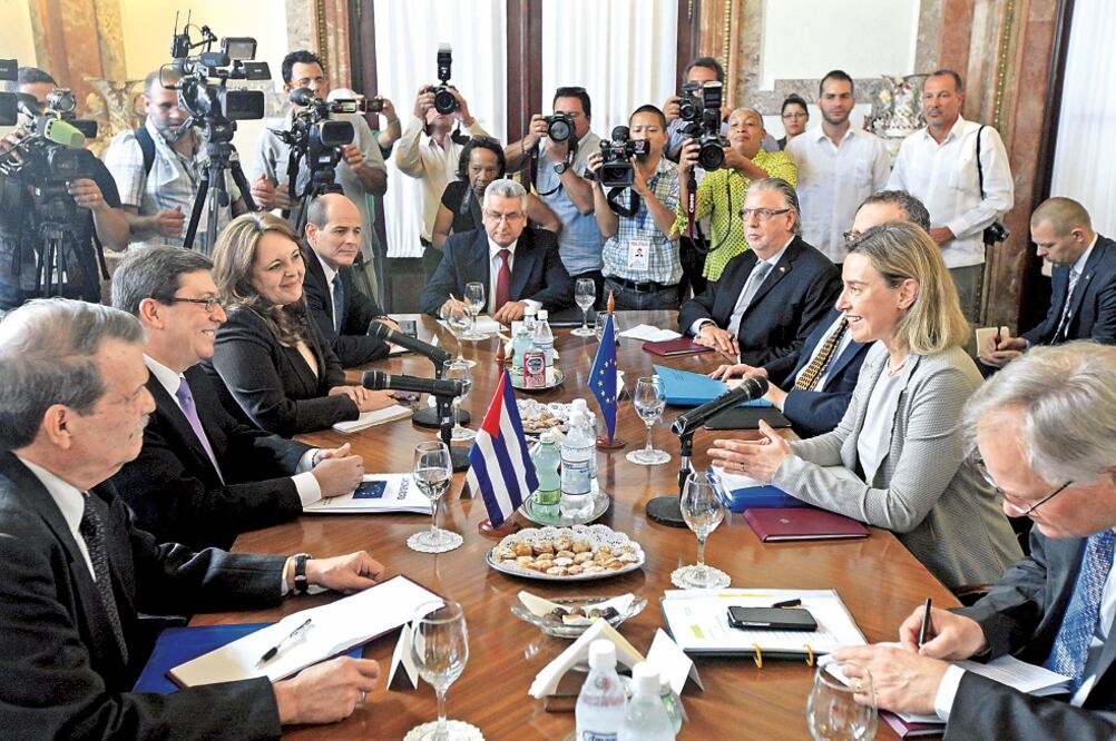 El ministro de Exteriores de Cuba, Bruno Rodríguez (segundo a la izq.), con la jefa de la diplomacia de la UE, Federica Mogherini (frente a él), ayer al acordar normalizar sus relaciones con un tratado de diálogo político, en La Habana. FOTO: REUTERS