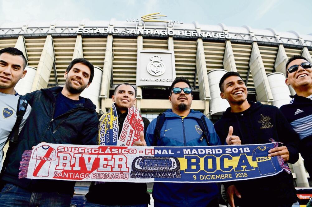 Aficionados de River Plate y Boca Juniors se reunieron afuera del Santiago Bernabéu, previo a la gran final. (GABRIEL BOUYS. AFP)