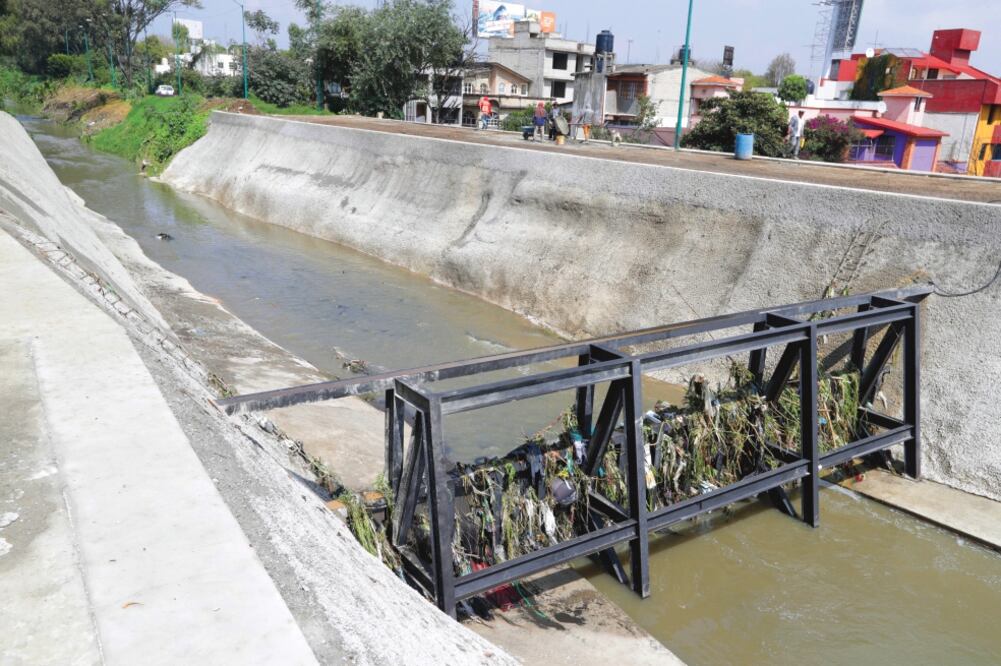 A lo largo del arroyo autoridades colocaron colectores para detener la basura que podría obstruir la corriente y provocar escurrimientos. Foto: LUIS CORTÉS. EL UNIVERSAL