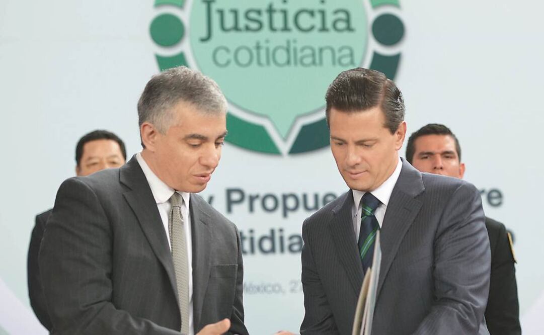 Sergio López Ayllón, director del CIDE, entrega al presidente Enrique Peña Nieto un informe sobre estos casos