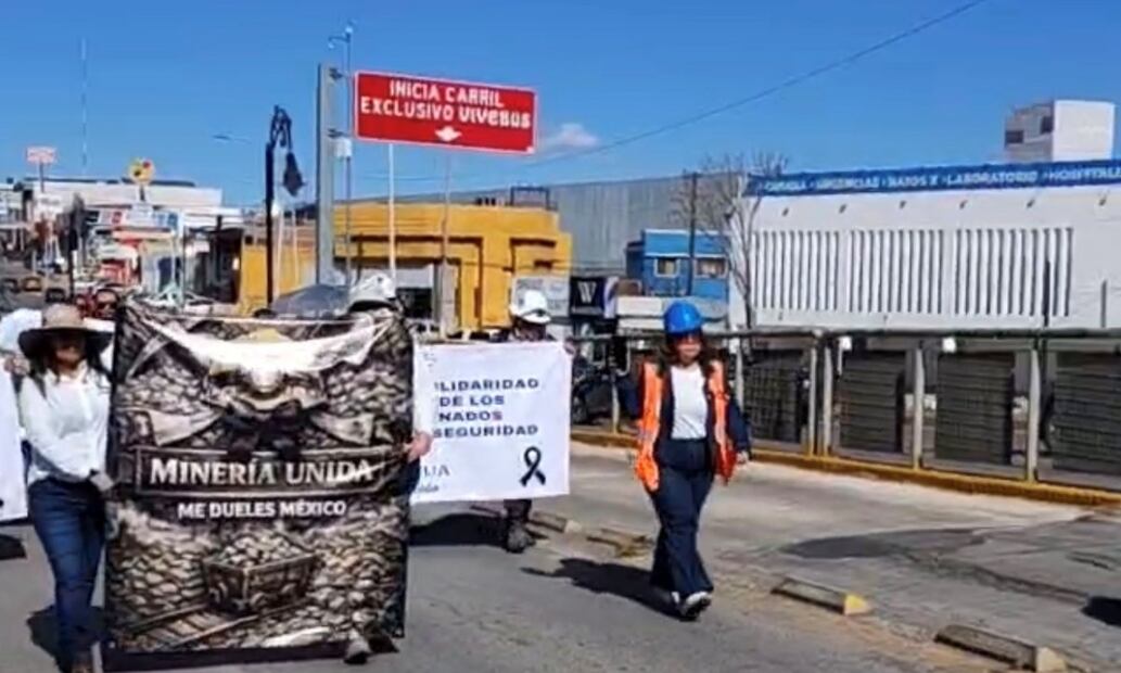 Sector minero y familiares marchan en protesta por los trabajadores desaparecidos y asesinados en Sinaloa. Foto: Especial.