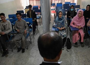 Afganas podrán estudiar en la universidad, pero separadas de hombres, confirman talibanes