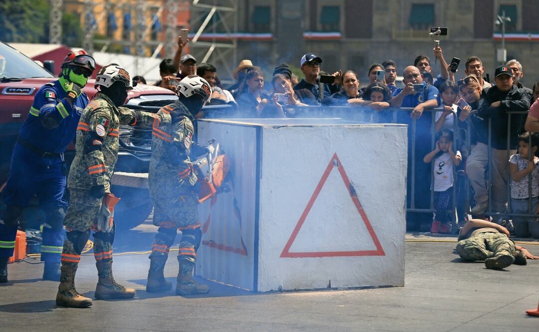En la plancha del Zócalo se simuló un incendio y el rescate de personas atrapadas por estructuras colapsadas. Foto: Berenice Fregoso | El Universal