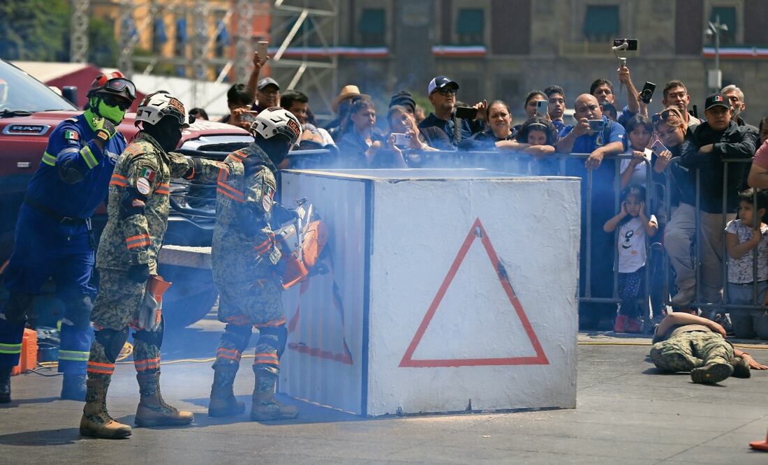 En la plancha del Zócalo se simuló un incendio y el rescate de personas atrapadas por estructuras colapsadas. Foto: Berenice Fregoso | El Universal