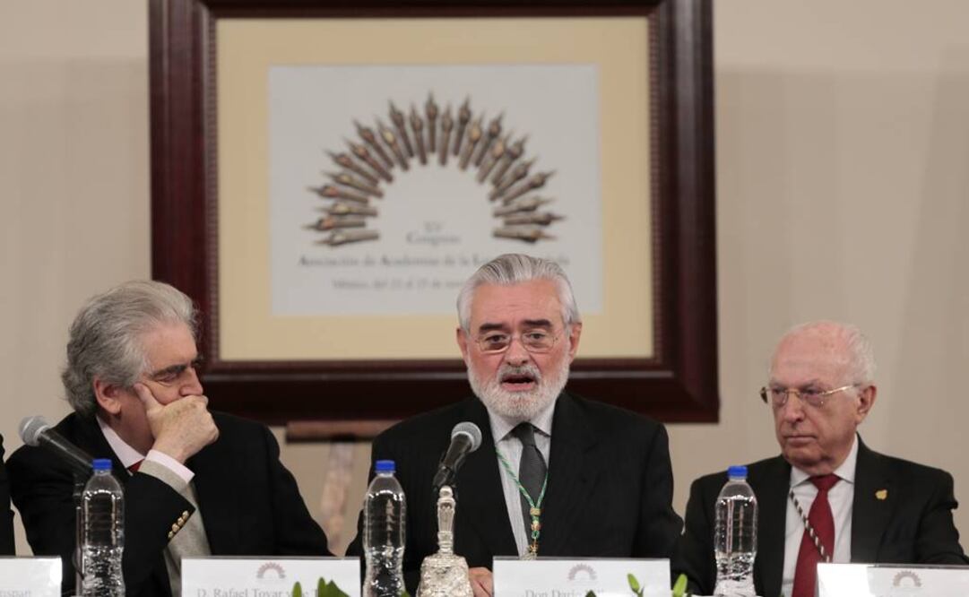 El director de la Real Academia Española (RAE), Darío Villanueva (c), el director de la Academia Mexicana, Jaime Labastida (d) y el presidente del Consejo Nacional para la Cultura y las Artes mexicano (Conaculta), Rafael Tovar y de Teresa. (FOTO: EFE)