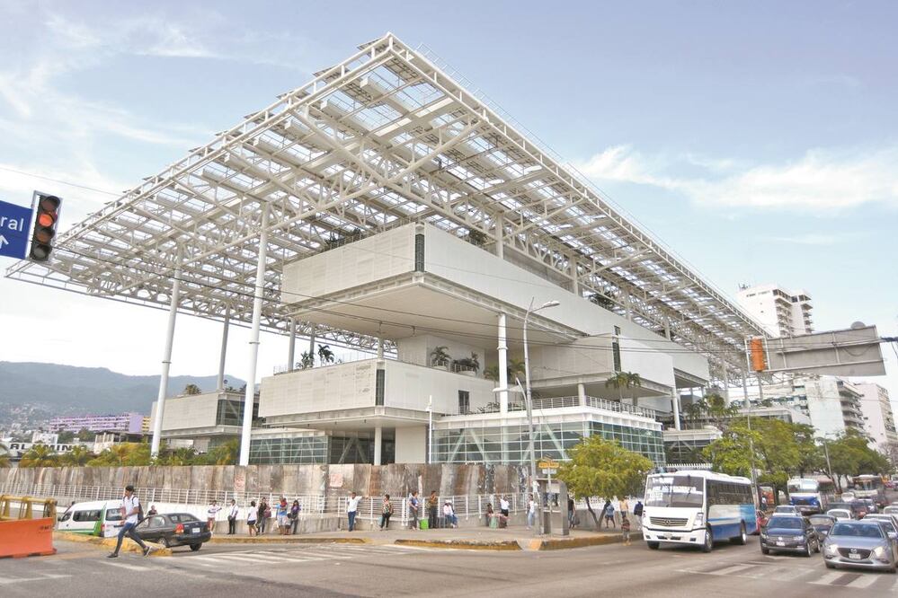 El gobierno de Guerrero entregó en comodato a la Secretaría de Salud federal el edificio inteligente de Acapulco, con capacidad para mil 500 trabajadores. Actualmente luce abandonado. Foto/SALVADOR CISNEROS. EL UNIVERSAL
