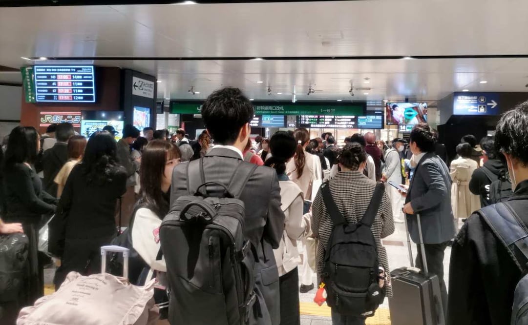 Varias personas quedaron atrapadas en la estación de Sendai tras la interrupción del servicio del tren Shinkansen después de que un potente terremoto azotara el noreste de Japón. Foto: EFE