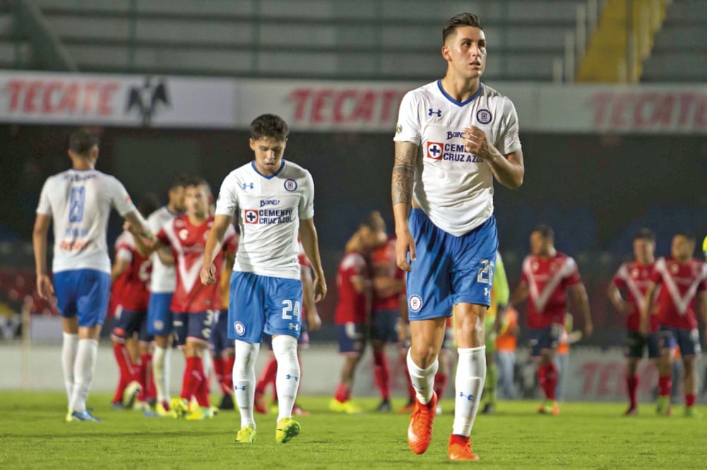 Los jugadores del Cruz Azul abandonaron la cancha desconcertados por el resultado, que los aleja de aspiraciones de Liguilla (EDWIN BAZÁN. IMAGO7)