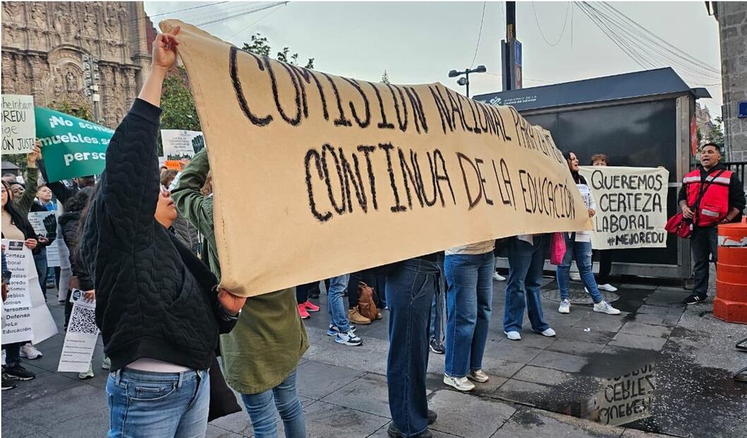 Empleados de la Comisión Nacional para la Mejora Continua de la Educación piden ser escuchados y se respeten sus derechos laborales frente a Palacio Nacional, el 26 de marzo de 2025, tras la extinción del organismo. Foto: especial