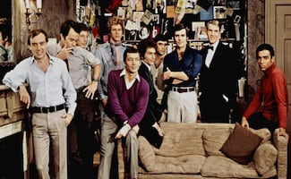 ¿Qué ver?: "Los chicos de la banda", el clásico del cine gay que no lleva a sus personajes a la fatalidad