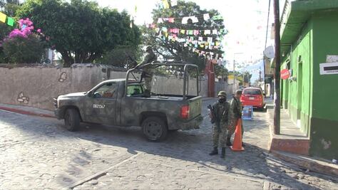 Catean casas en Morelos en busca del líder de "Los Rojos"