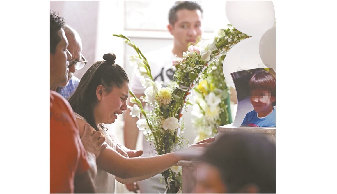 Familiares y vecinos lloran ante el féretro de Fatima, la niña que desapareció el 11 de febrero al salir de la escuela y que fue hallada asesinada cuatro días después. Foto: Valente Rosas. El Universal
