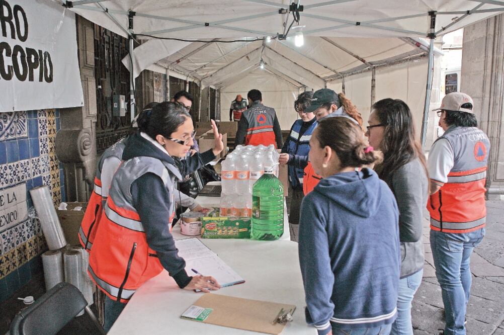 Poco movimiento se registró en la carpa que habilitó el Gobierno del Distrito Federal a las afueras del Antiguo Palacio del Ayuntamiento como centro de acopio para los damnificados por la tormenta tropical (ALEJANDRO ACOSTA. EL UNIVERSAL)