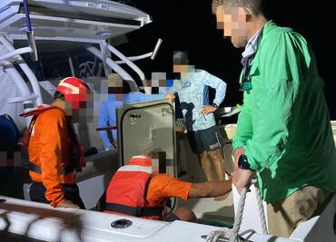 FOTOS: Rescatan a 6 personas en altamar; embarcación quedó a la deriva por falla de motor en Yucatán