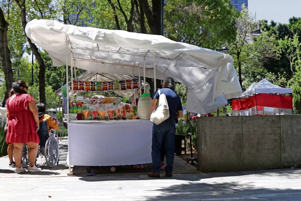 Con el Plan de Ordenamiento para el Comercio en Vía Pública, los puntos de venta informal son 10 mil 493 en 2023, dijo la Secretaría de Gobierno. Foto: Carlos Mejía / EL UNIVERSAL