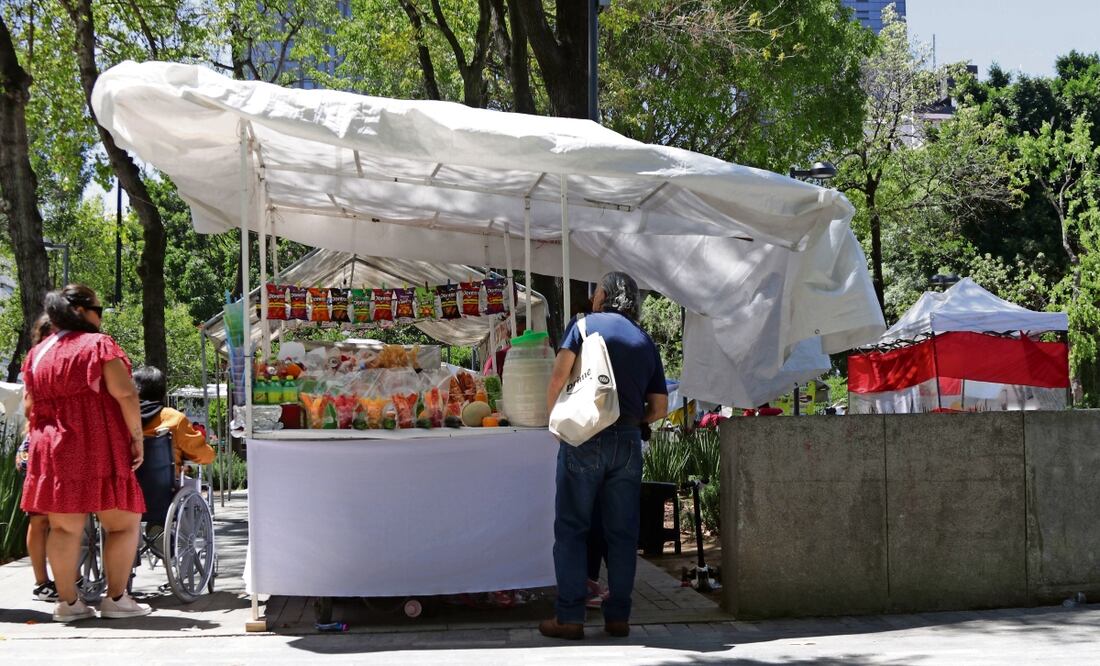 Con el Plan de Ordenamiento para el Comercio en Vía Pública, los puntos de venta informal son 10 mil 493 en 2023, dijo la Secretaría de Gobierno. Foto: Carlos Mejía / EL UNIVERSAL