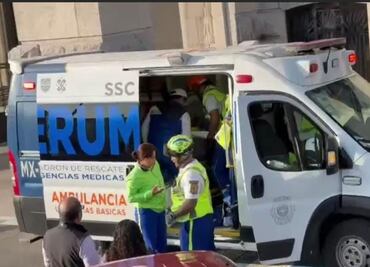 Trabajador sufre caída en Bellas Artes; fue trasladado al hospital