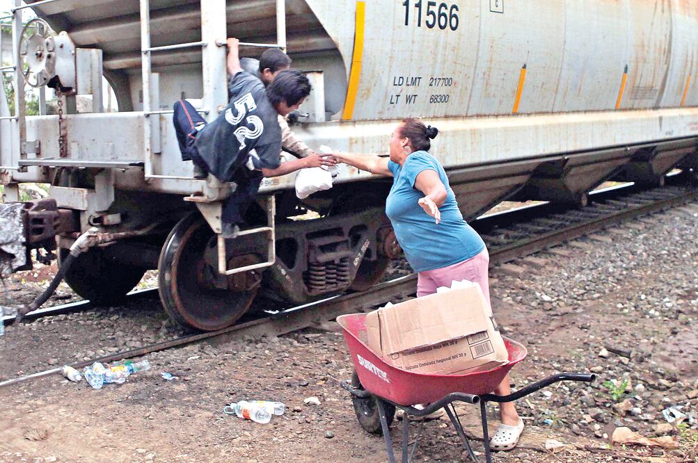 Este grupo de mujeres veracruzanas cumplió 20 años de brindar su ayuda a los migrantes que viajan sobre “La Bestia” para llegar a EU