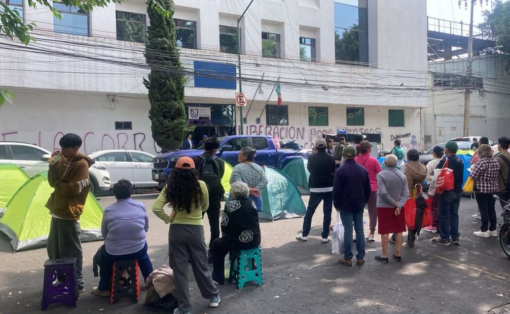 Protestan por segundo día frente a Fiscalía CDMX; exigen liberar a ocho detenidos por presunto despojo.
Foto: Especial.